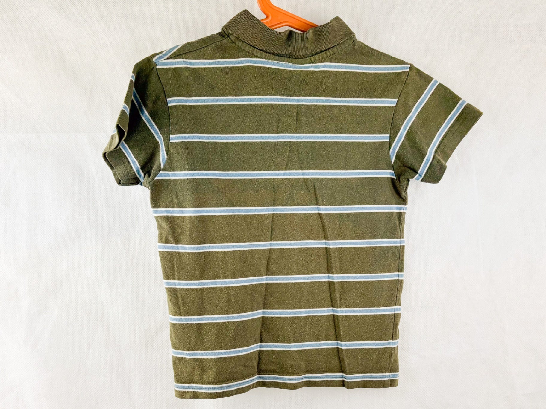 Poloshirt Grün mit weißen und blauen Streifen - 98/104